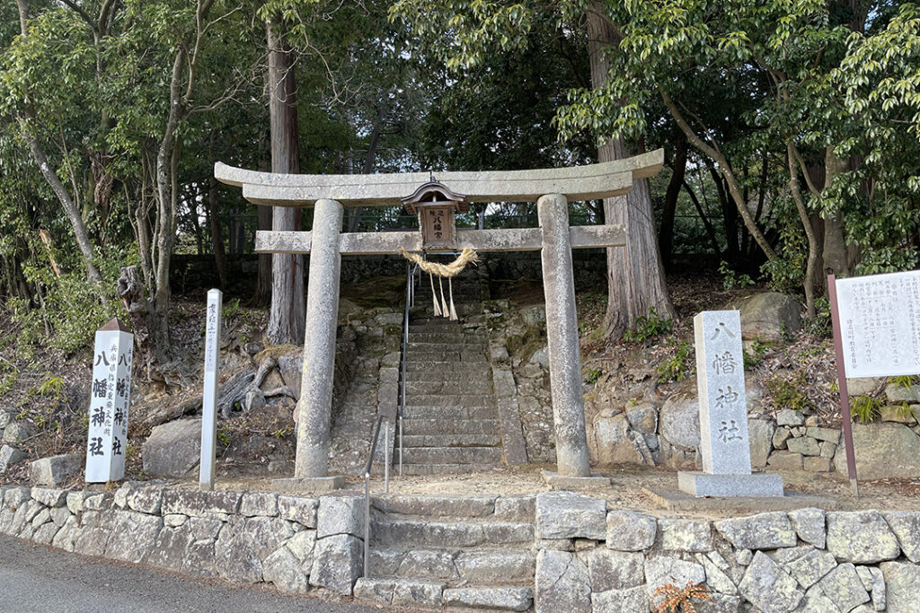 ルートを少し離れた集落には鎮守神を祀る八幡神社も。周辺には日本の原風景ともいえるような懐かしい情緒が漂っている。