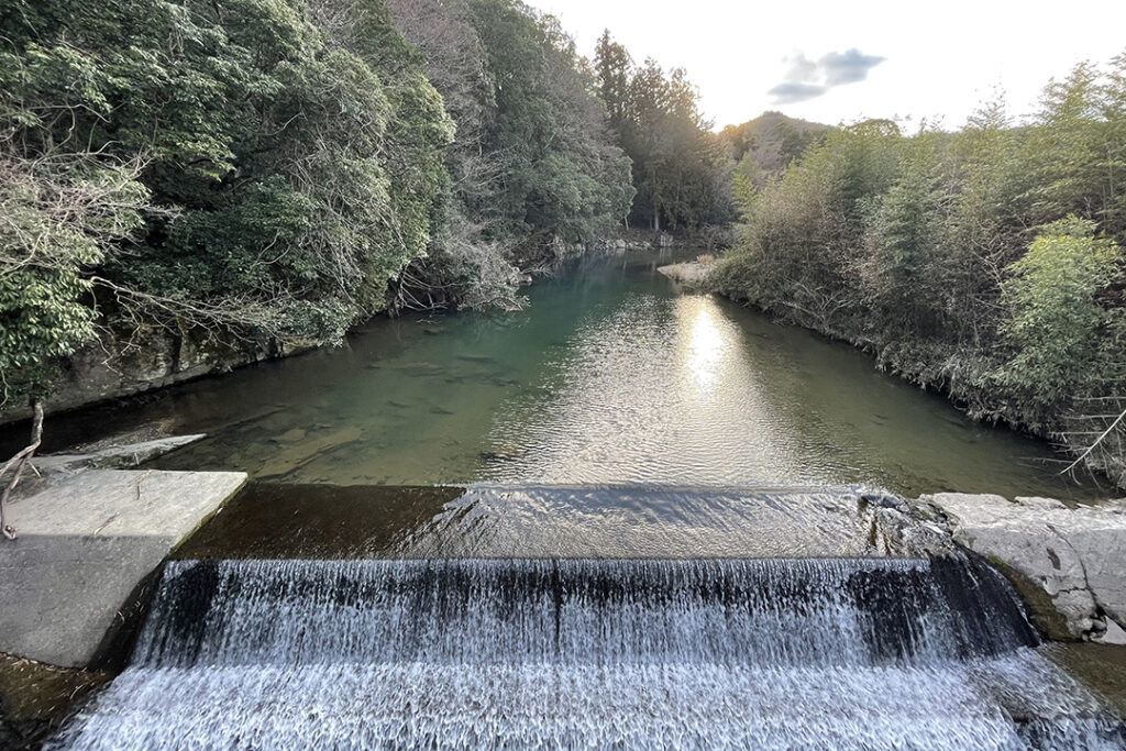 猪名川の流れ。周辺一帯は 猪名川渓谷県立自然公園に指定されており、豊かな自然が広がっている。
