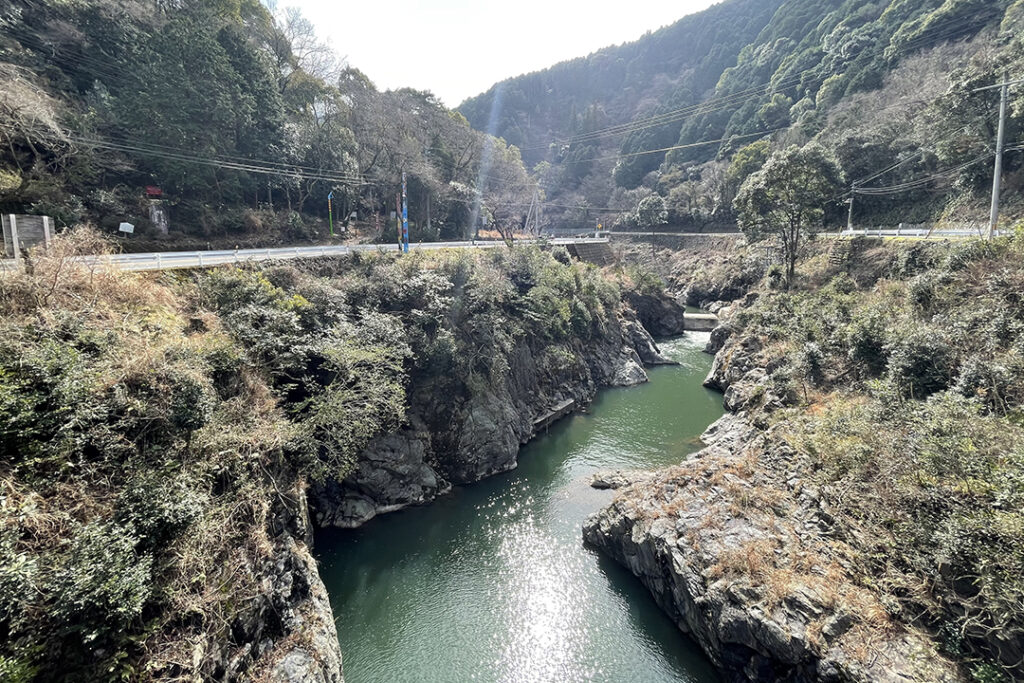 国領川沿いに県道47号が走っている