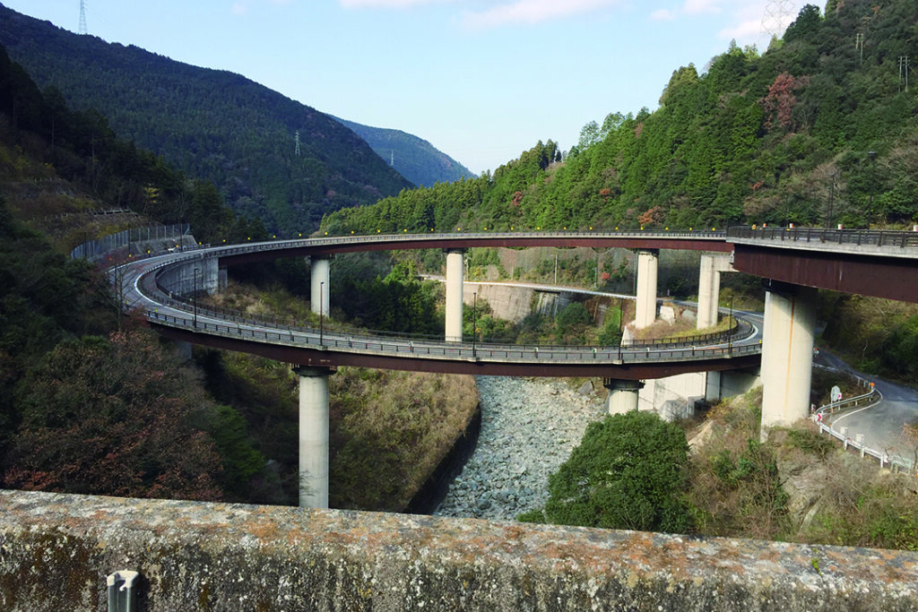 ダイナミックなループを描く「青龍橋」