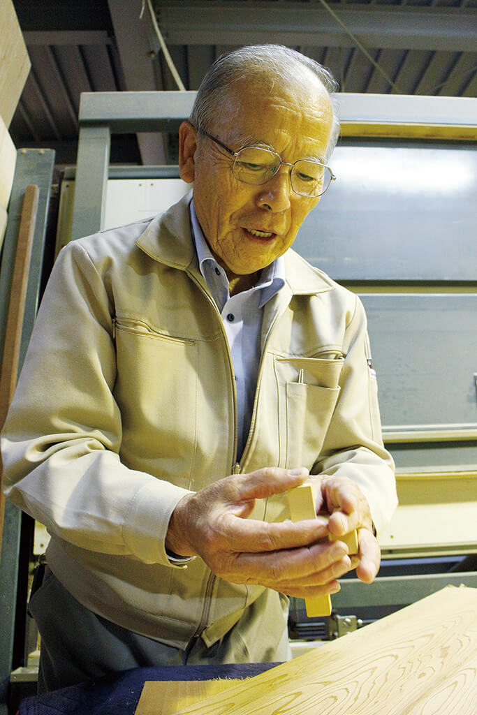 組手障子を作る伝統工芸士の大井淳一さん