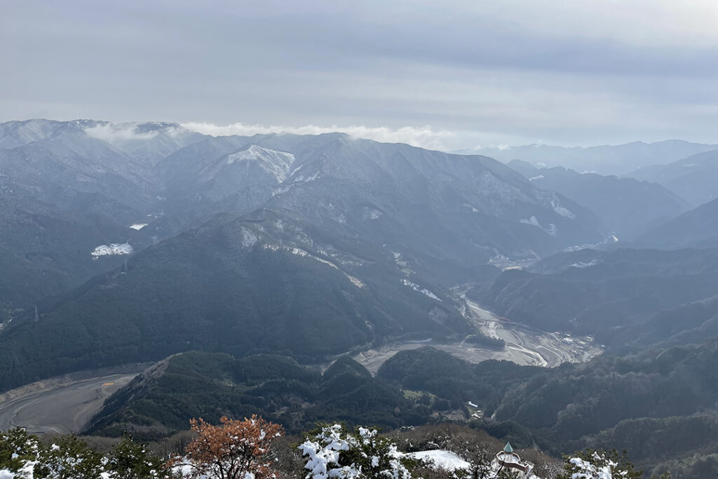 西峰展望台からは、雄大な四国山地や金砂湖を一望
