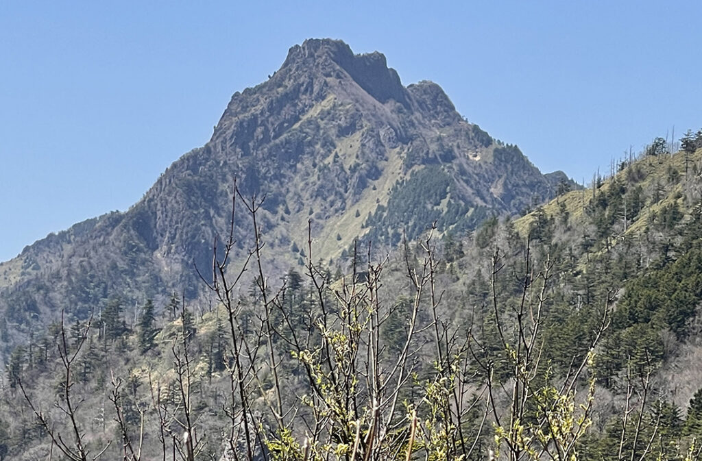 荒々しい山容でそびえ立つ石鎚山