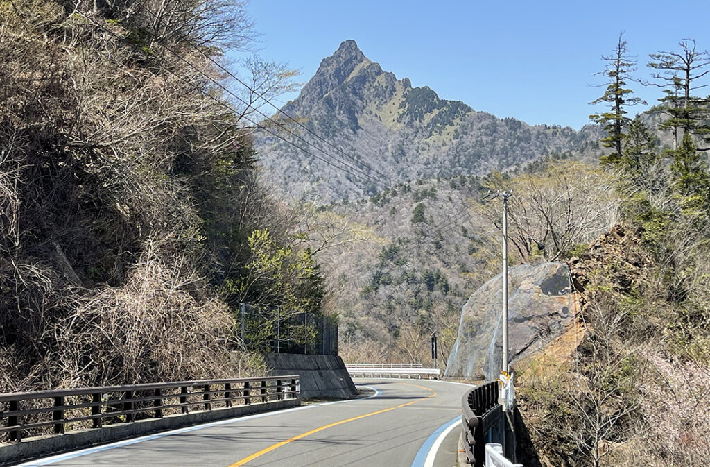 荒々しくそびえ立つ霊峰