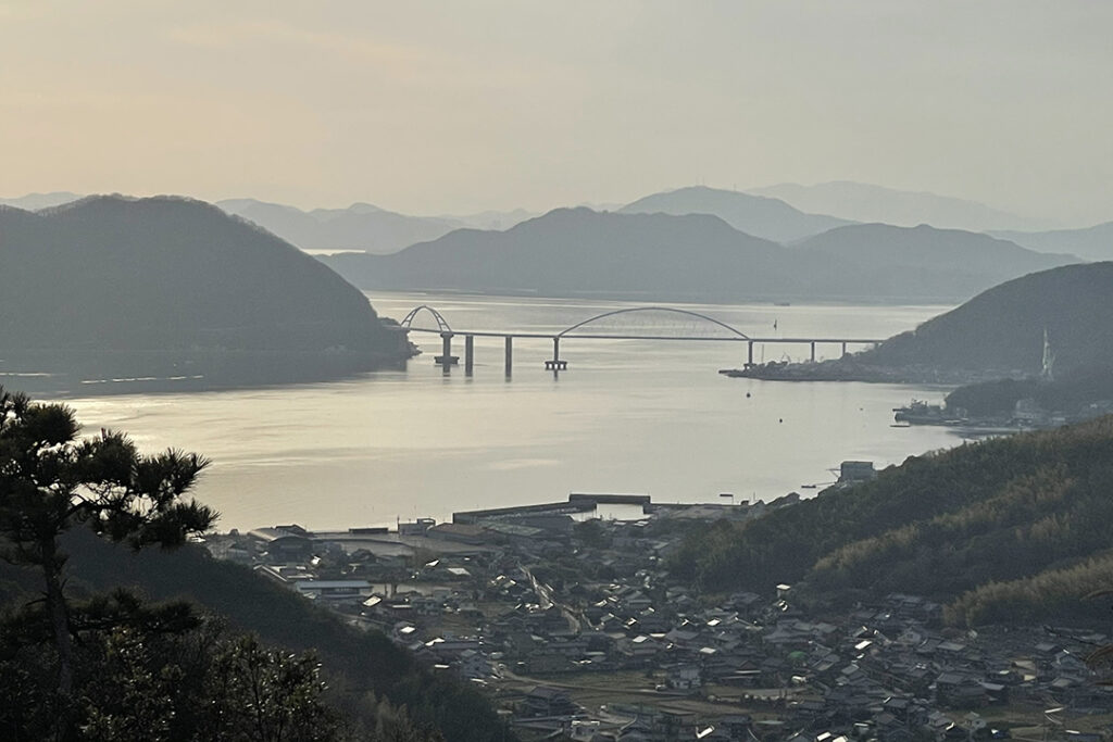 瀬戸内の島々が浮かぶのどかな景色を一望