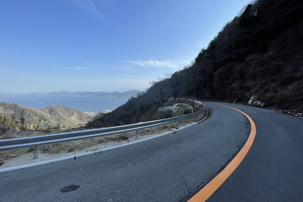 S字・ヘアピンカーブが連続する山道