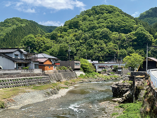 西城川沿いに民家が建ち並ぶのどかなロケーション