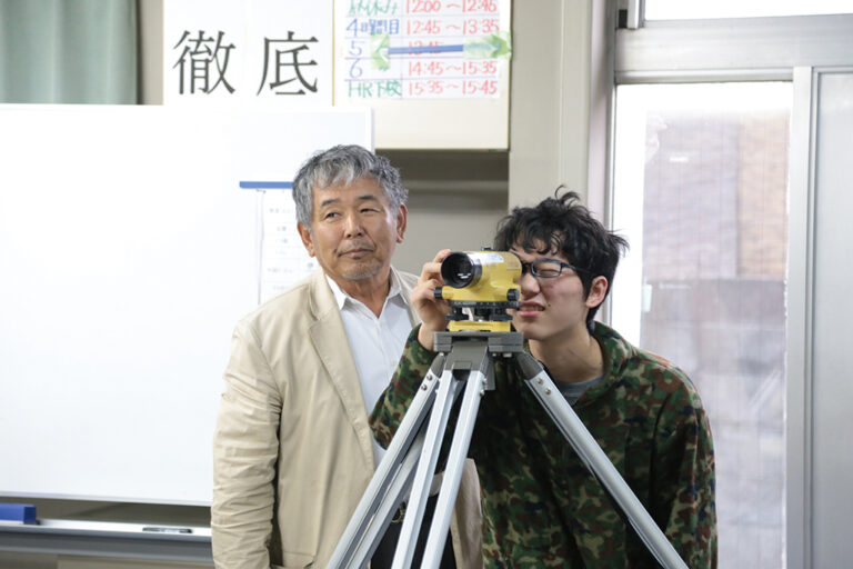 レンズを覗く学生