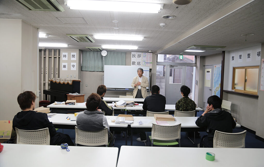 自ら教壇に立って指導する白川理事長