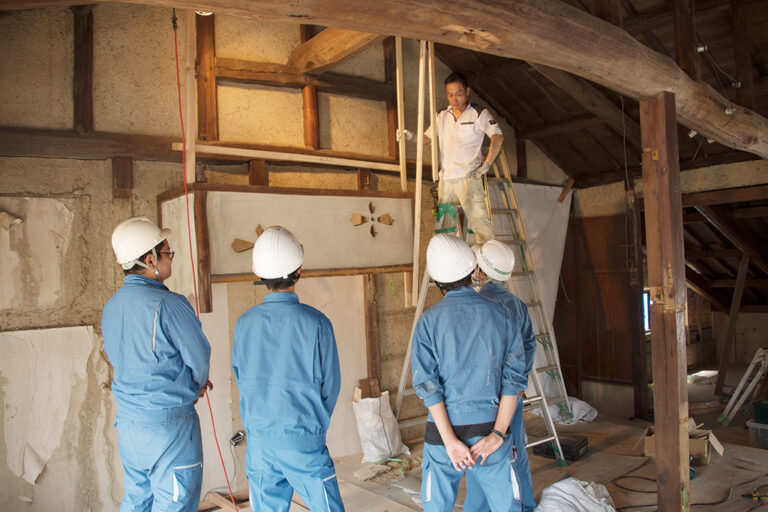 技術を持った職人たちが学生に指導