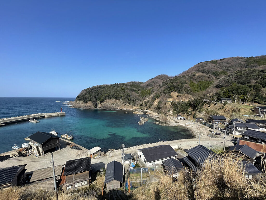 JR山陰本線の「鎧駅」から見下ろす鎧漁港