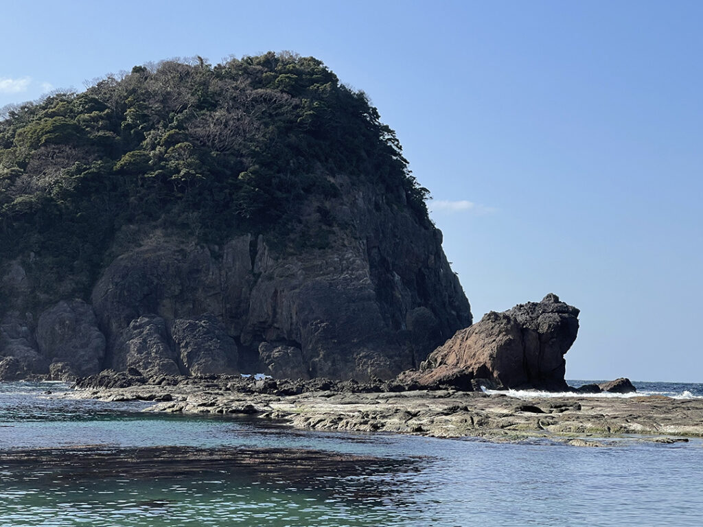 千畳敷の沖にはかえるのようにも見える巨岩「かえる島」