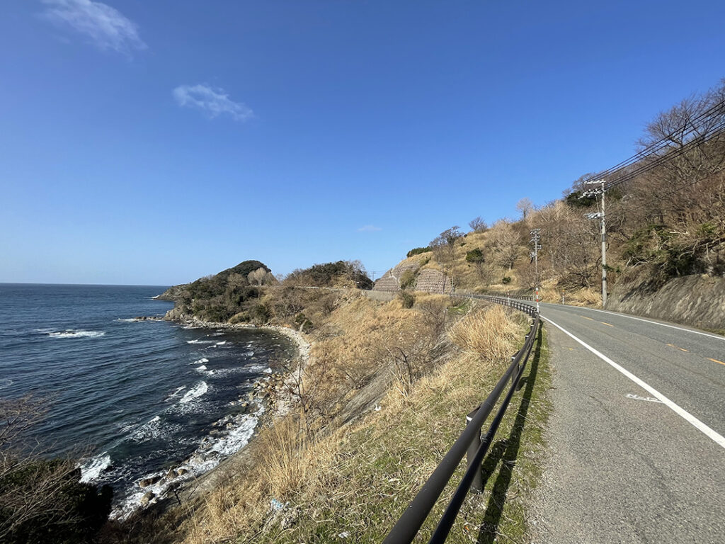 日本海のリアス式海岸を走る道