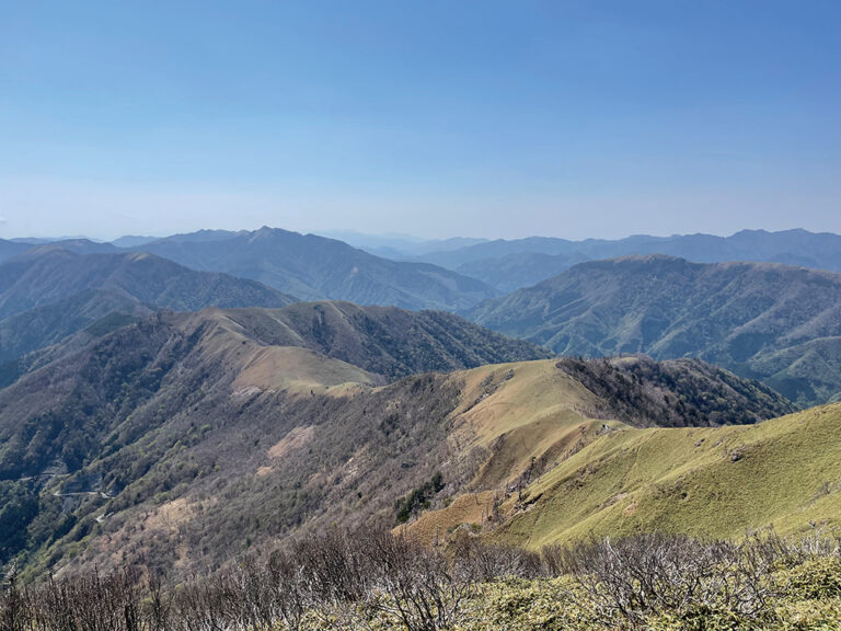 山頂西側には高知県の最高峰・三嶺（標高1,893m）が望める