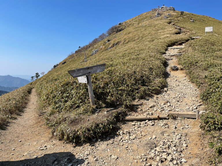 帰りは剣山山頂の下を迂回する遊歩道コースから下山