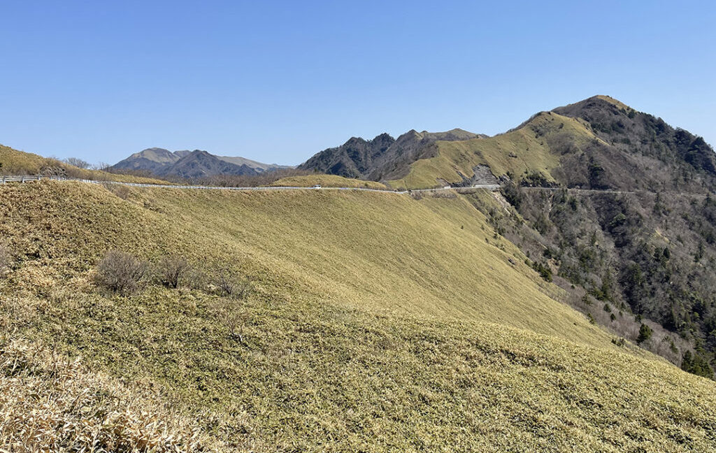 四国山地の名山「瓶ヶ森」へと続く尾根から眺める感動のパノラマ・ビュー