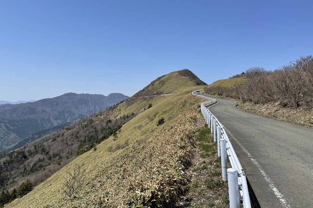 「瓶ヶ森」の頂上付近に
向かって延びる道