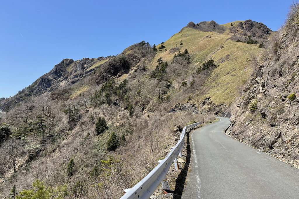 ルートは険しい山肌を削るように走っている
