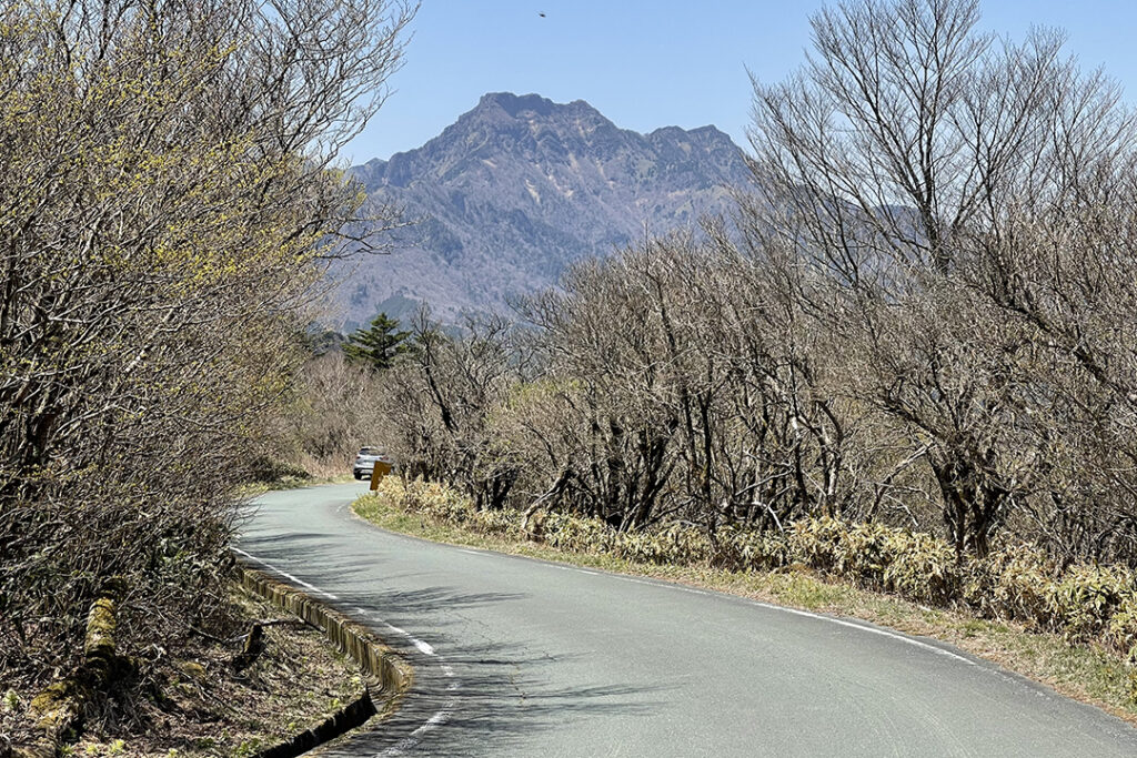 西日本最高峰「石鎚山」の雄大な山容を望みながら走る