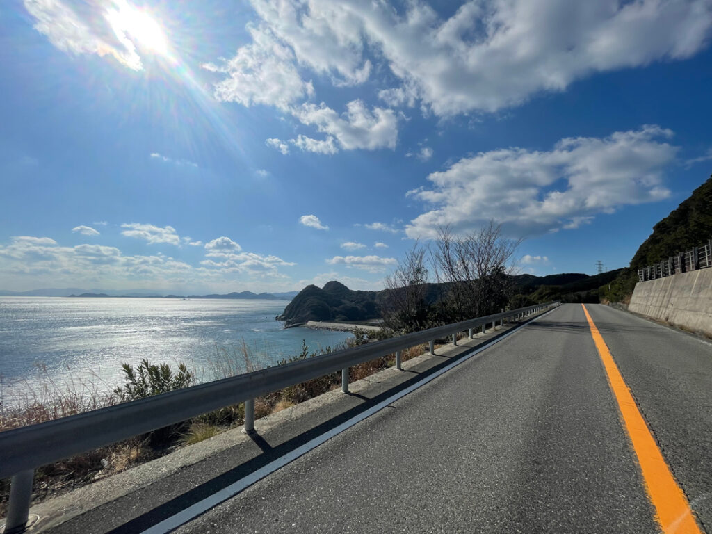 紀伊水道方面を望む山間道
