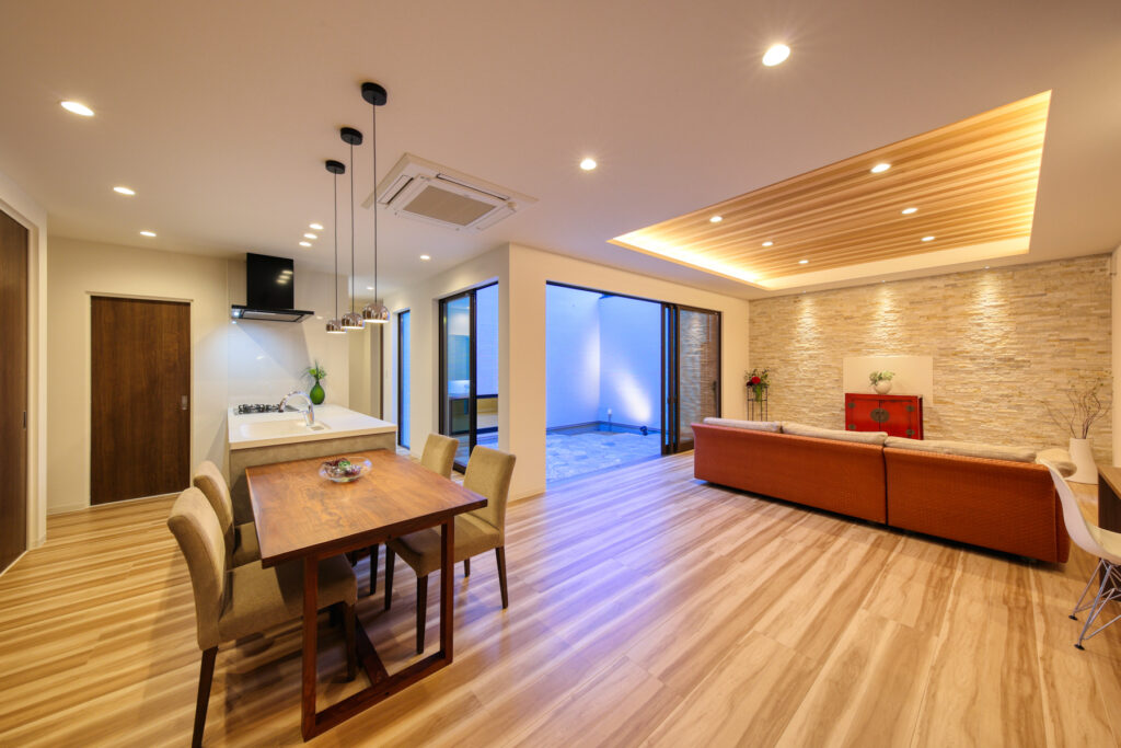 コムハウジング リビングと中庭