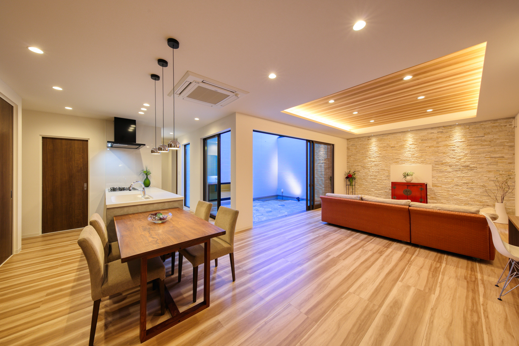 コムハウジング リビングと中庭