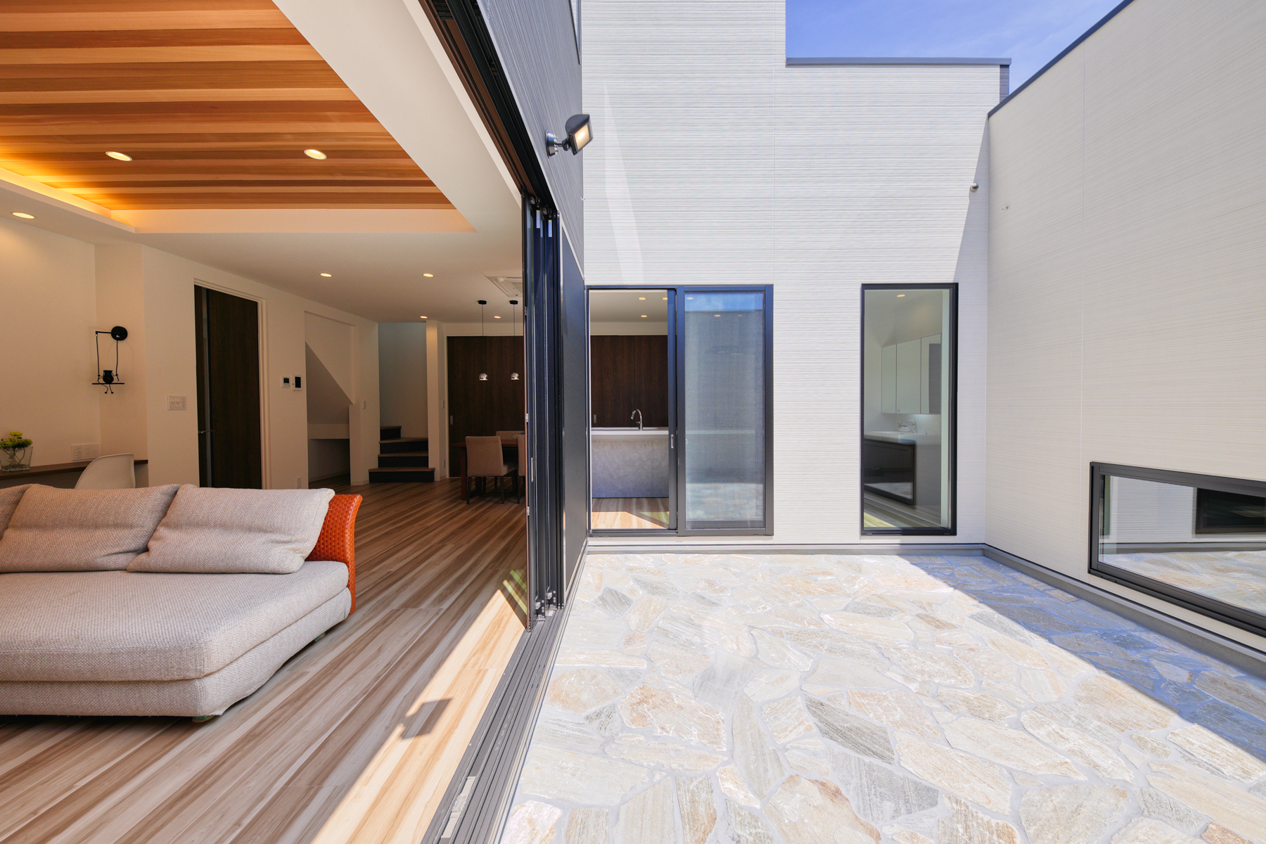 コムハウジング リビングと中庭