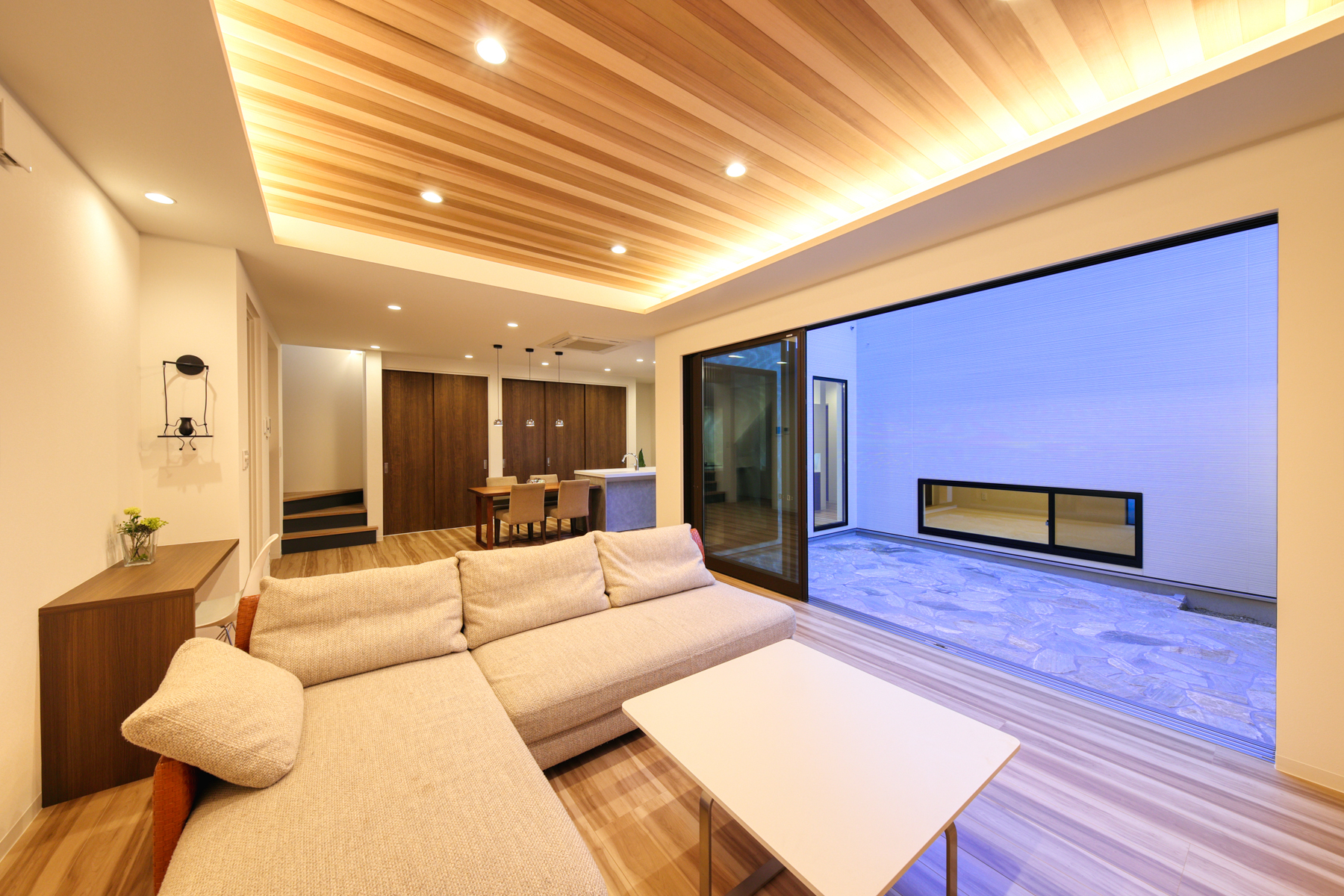 コムハウジング リビングと中庭