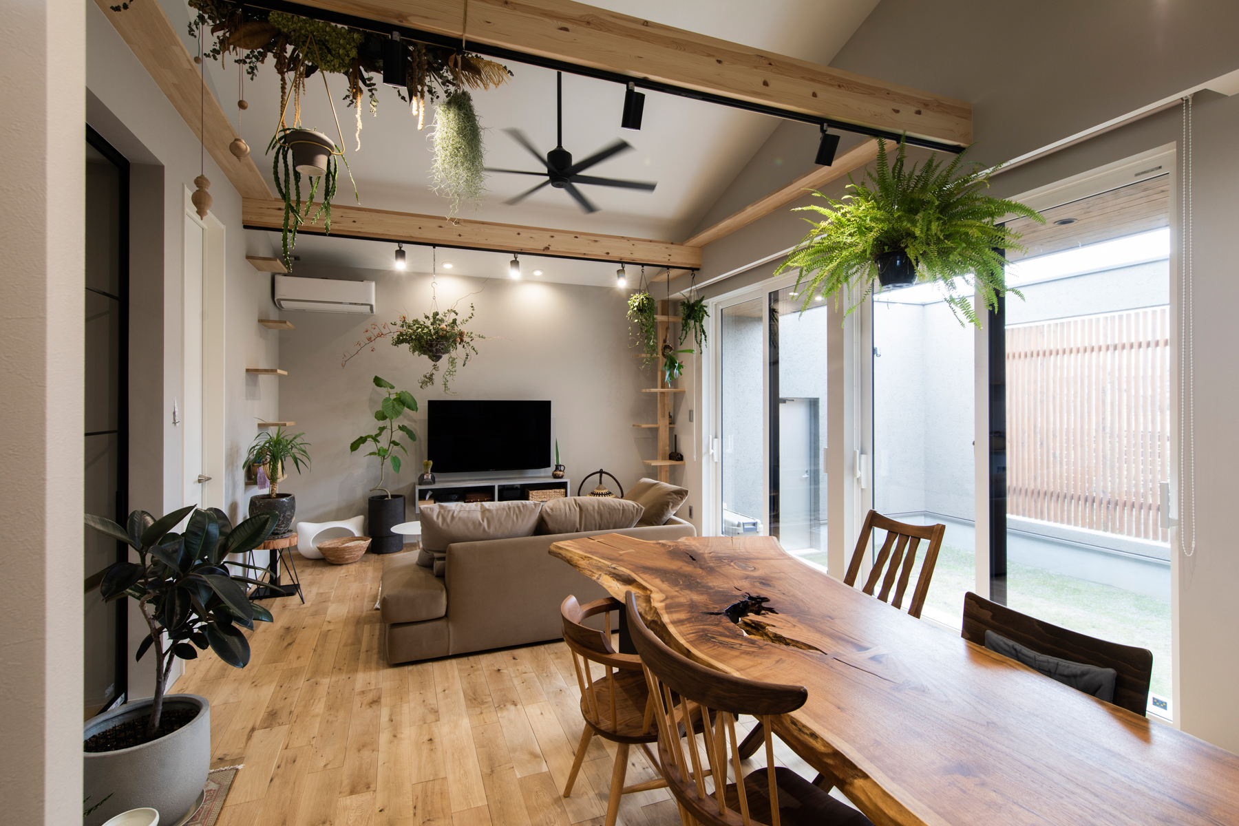 ロータリーハウス リビング